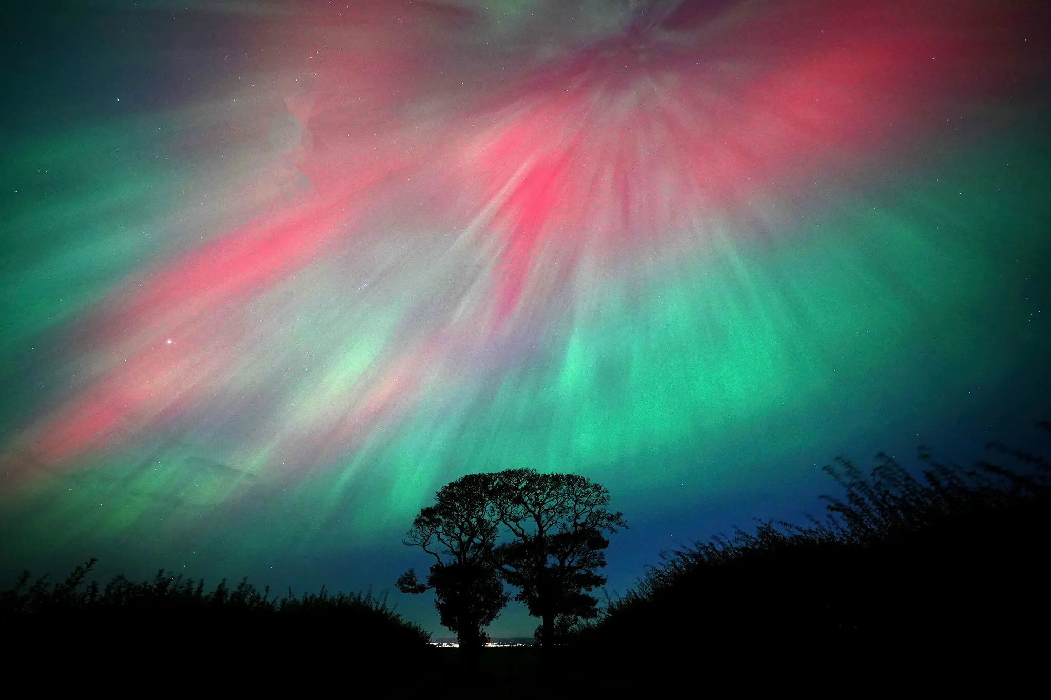 Північне сяйво оживляє нічне небо по всьому світу